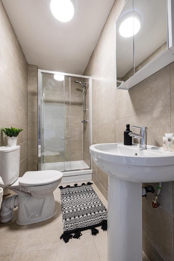 Top Floor Apartment With Private Balcony In Stockport Centre By Hass Haus Bagian luar foto