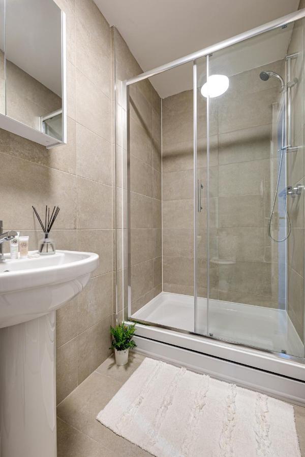 Top Floor Apartment With Private Balcony In Stockport Centre By Hass Haus Bagian luar foto
