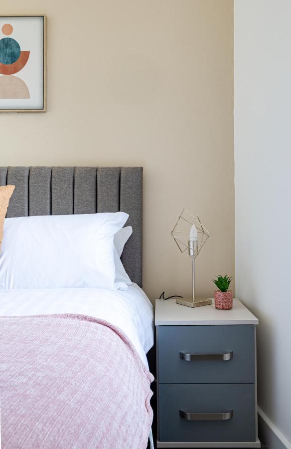 Top Floor Apartment With Private Balcony In Stockport Centre By Hass Haus Bagian luar foto