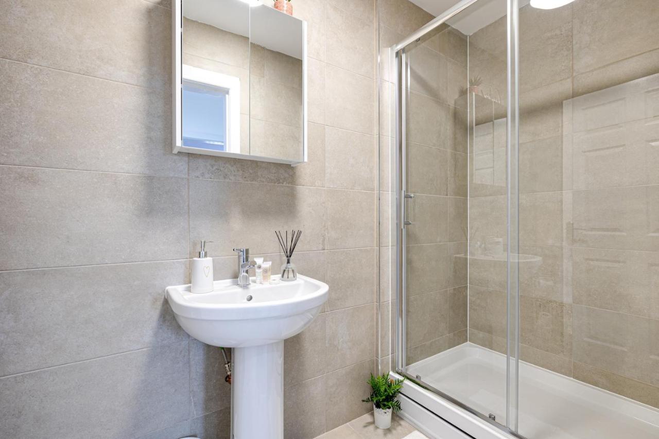 Top Floor Apartment With Private Balcony In Stockport Centre By Hass Haus Bagian luar foto