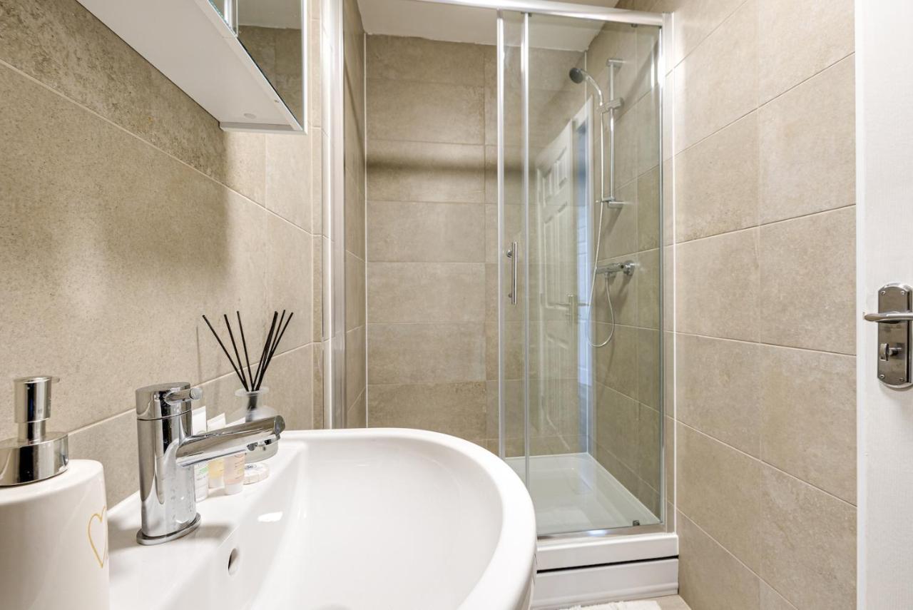 Top Floor Apartment With Private Balcony In Stockport Centre By Hass Haus Bagian luar foto