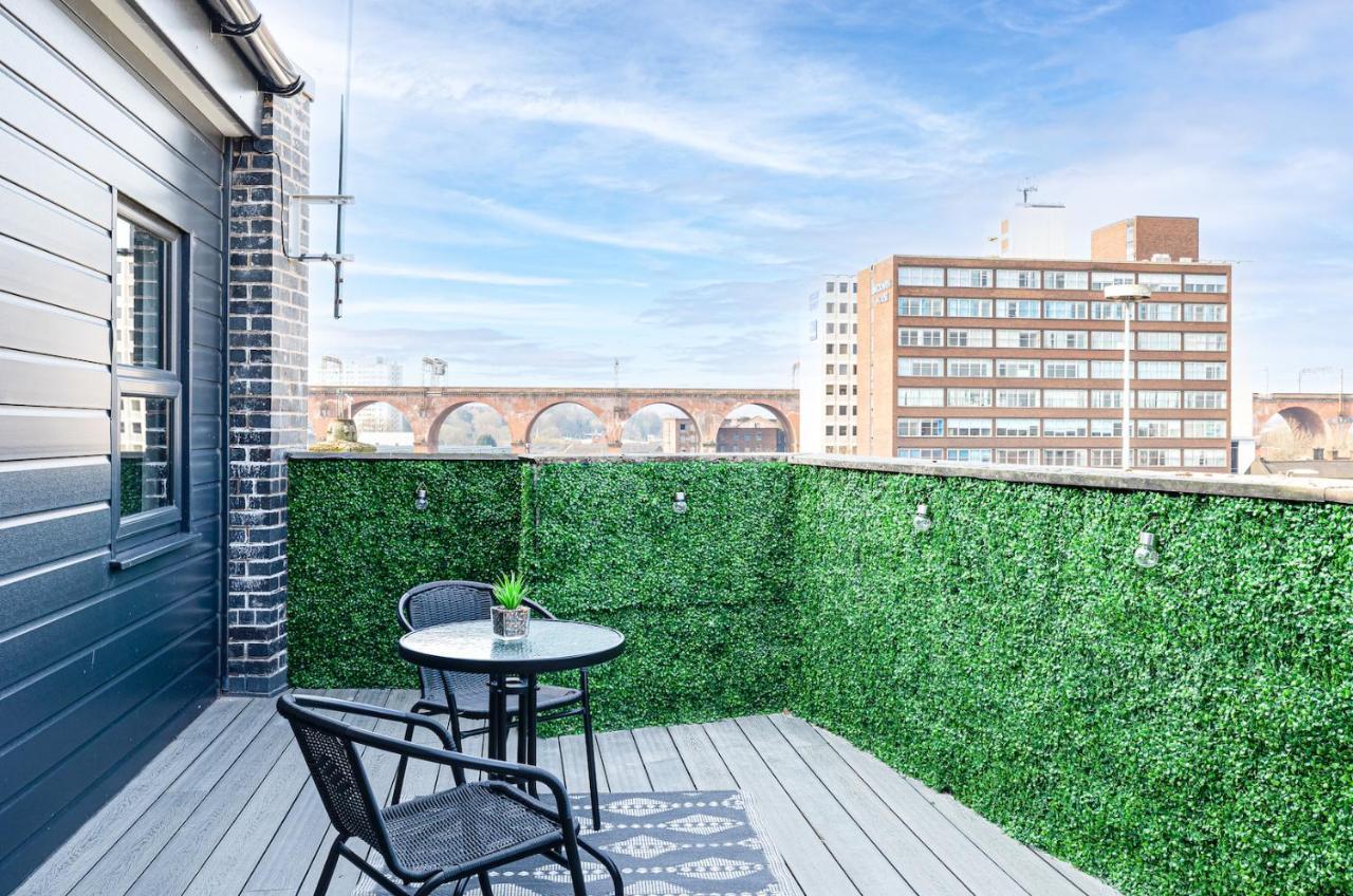 Top Floor Apartment With Private Balcony In Stockport Centre By Hass Haus Bagian luar foto