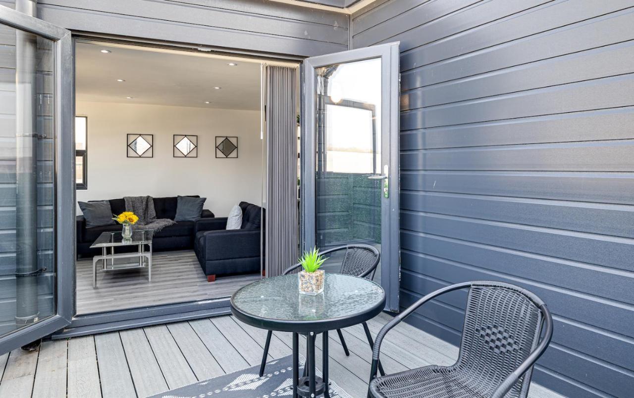 Top Floor Apartment With Private Balcony In Stockport Centre By Hass Haus Bagian luar foto